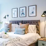 Luxe City Centre Apartment In Birmingham By 53 Degrees Property, Ideal For Business, Rooftop Garden & Wellness Studio!