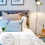 Luxe City Centre Apartment In Birmingham By 53 Degrees Property, Ideal For Business, Rooftop Garden & Wellness Studio!