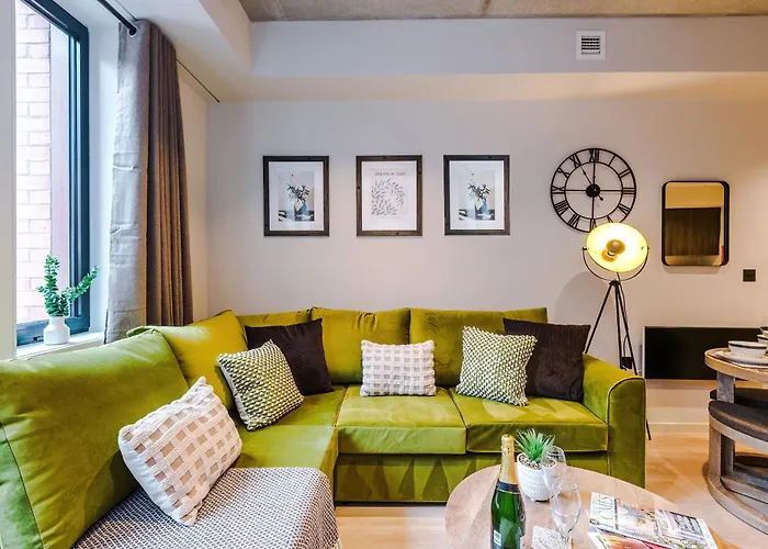 Luxe City Centre Apartment In Birmingham By 53 Degrees Property, Ideal For Business, Rooftop Garden & Wellness Studio!